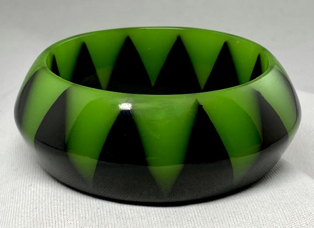 WT4 claw resin bangle in transparent green & black